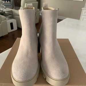 New never worn Steve Madden cream suede booties